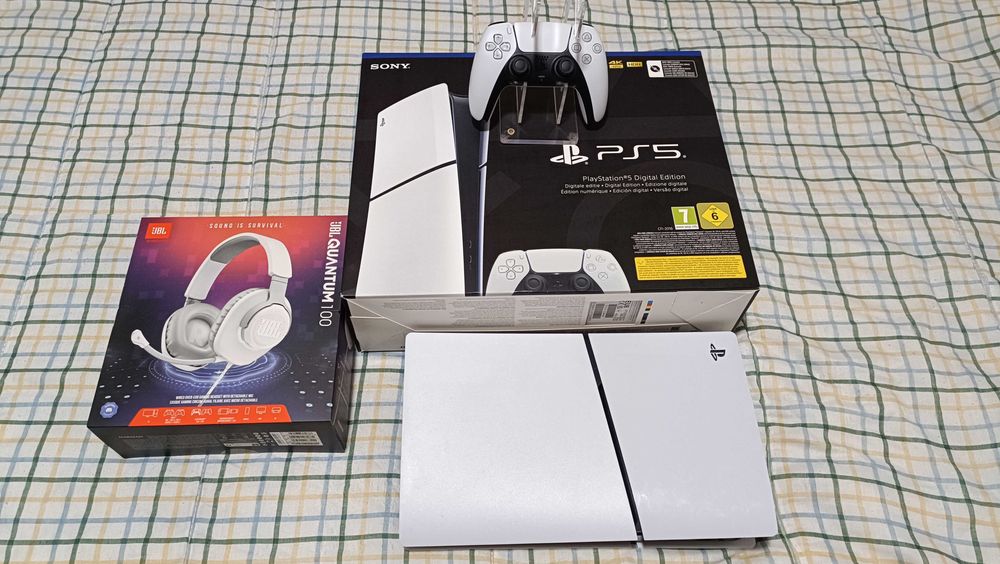 Consola Ps5 Slim digital nova + Headset gamer JBL novo