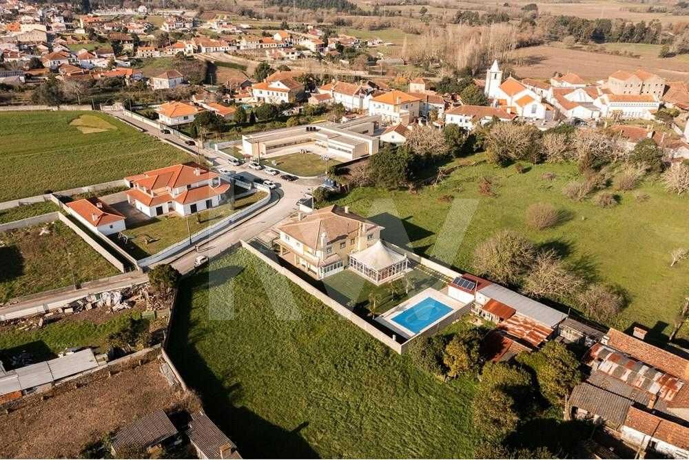 Moradia T4 isolada com piscina aquecida em eixo Aveiro.