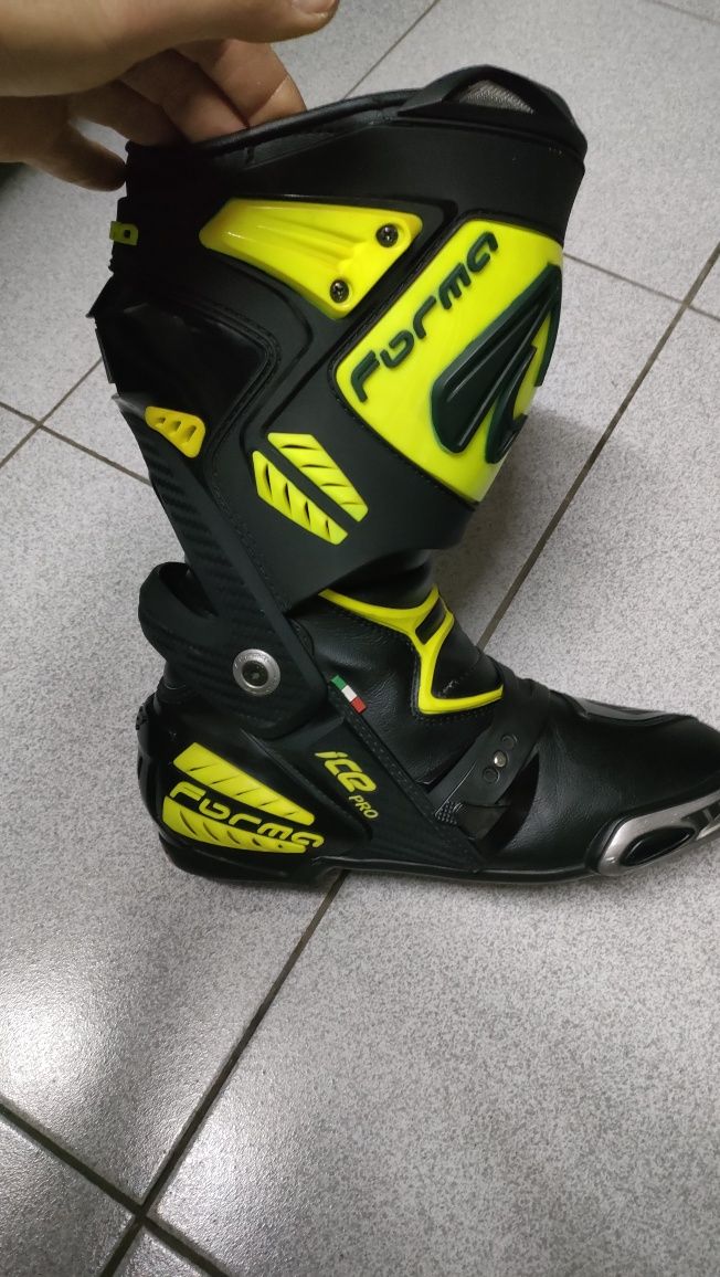 Capacete,botas e calças