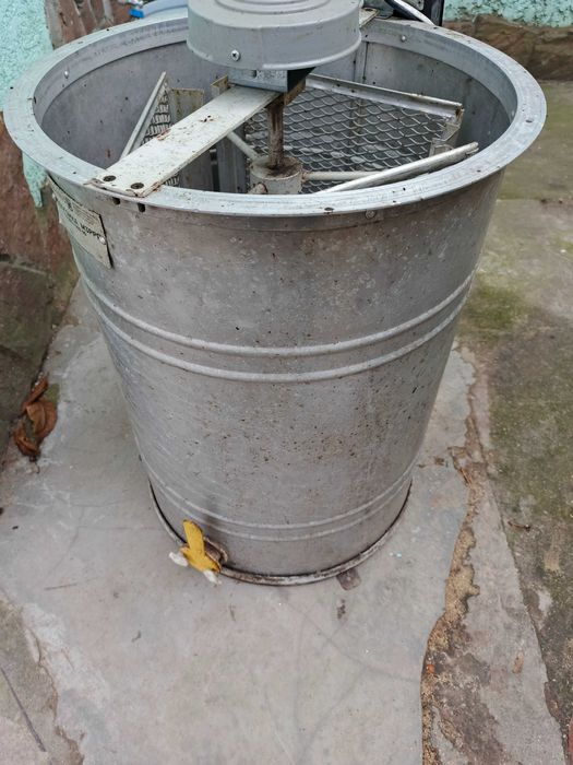 Продам 3-х рамочну медогонку з електроприводом