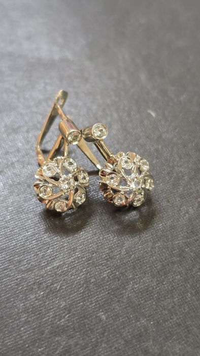 Brincos em ouro branco