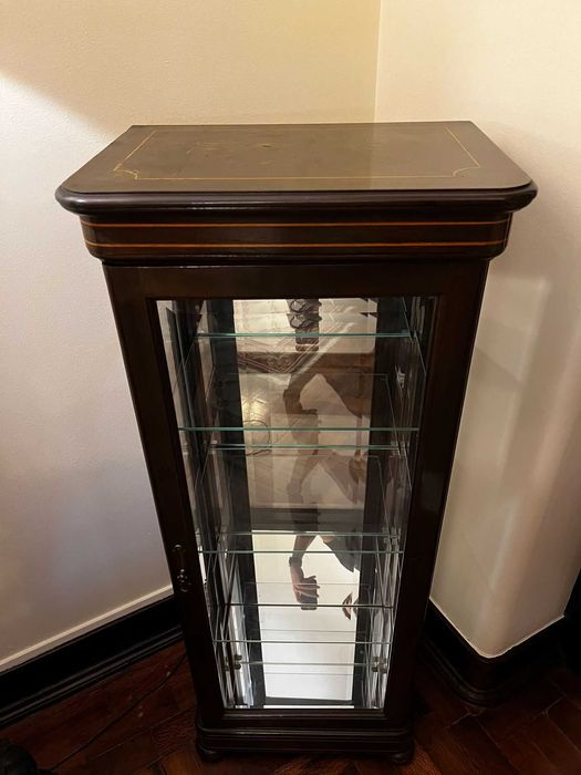Vitrine em madeira