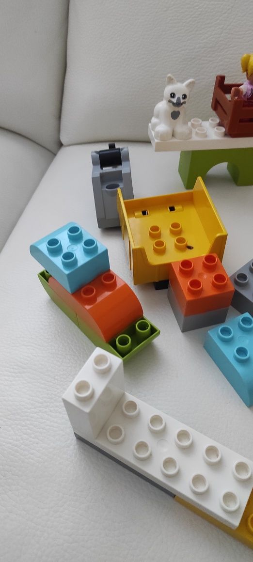 LEGO Duplo zestaw ok. 50 klocków, 2 dziewczynki, konik i kotek