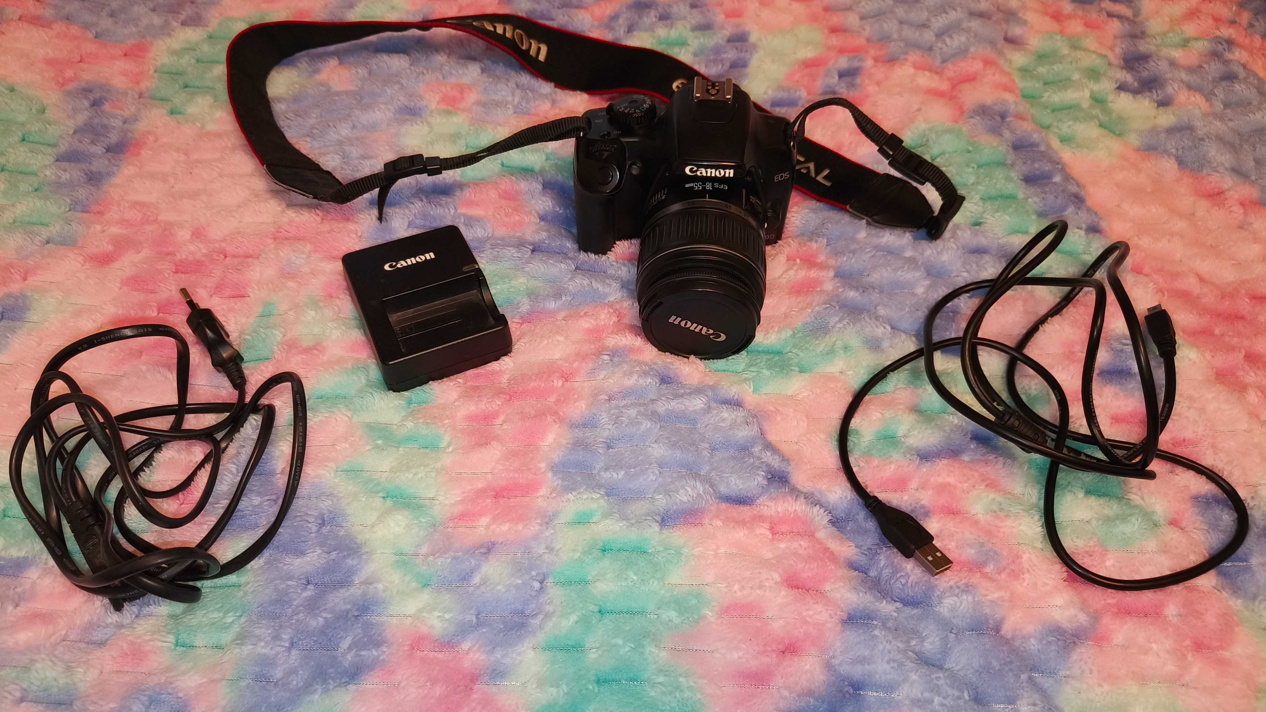 Canon EOS 1000D com objetiva 18-55mm + carregador