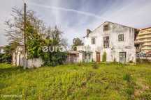 Moradia T3 P/ recuperar, sita em Ourém, Santarém