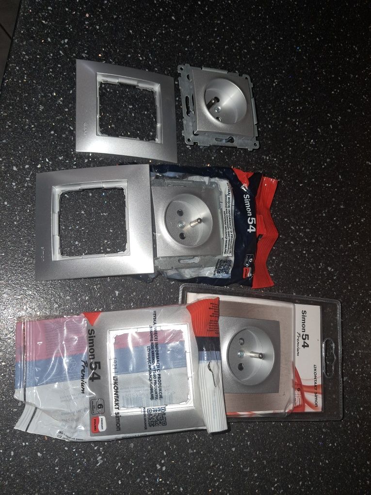 3 nowe gniazdka z ramkami Simon 54