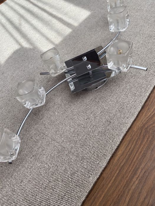 Красива люстра лампа гарний стан