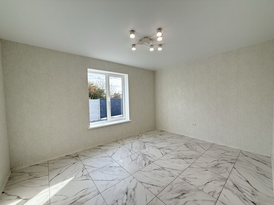 Продам новострой в центре Подгородного можно под Э Оселю !!! ( С )