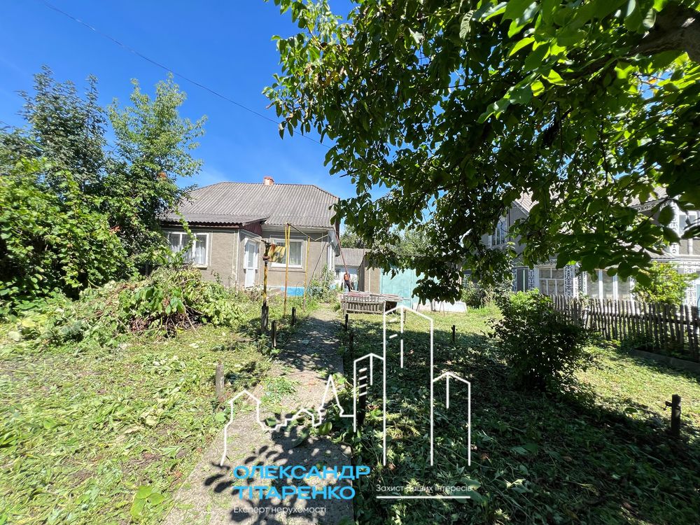 Продам будинок,Довжок в самому центрі!