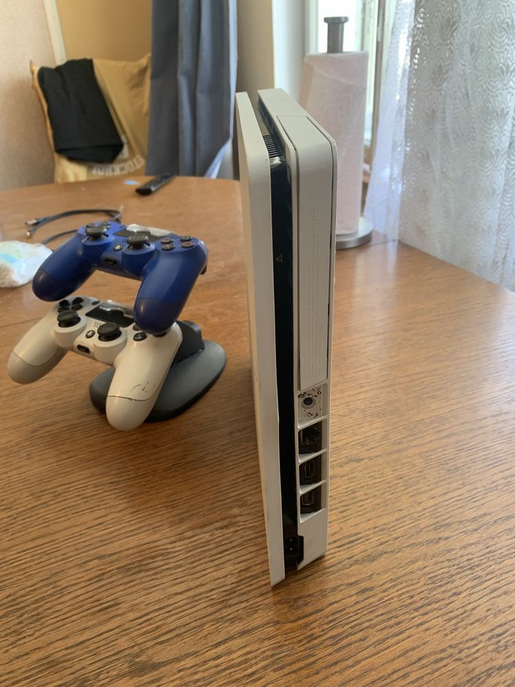 ПРОДАЮ СРОЧНО !!! Ps 4 slim
