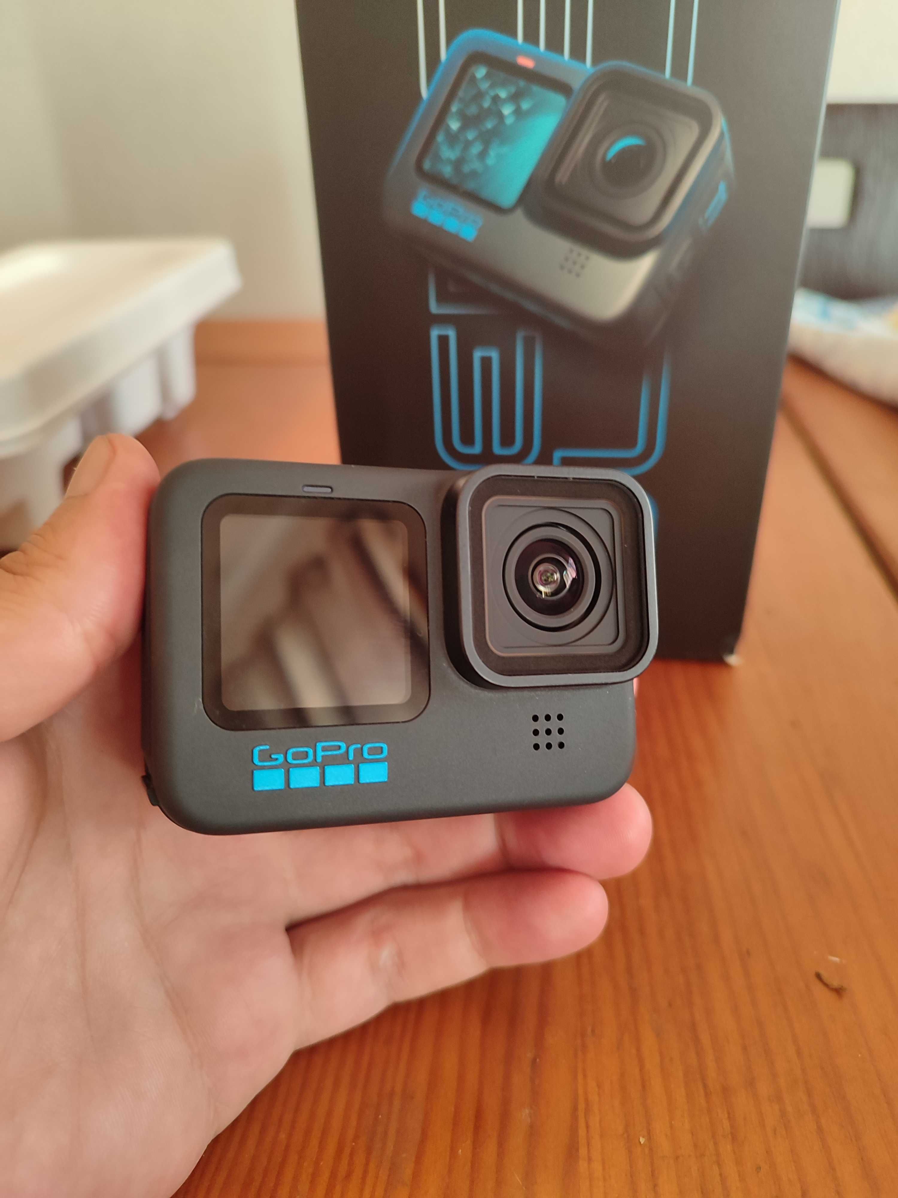 Vendo gopro 11 black e luz para a mesma igualmente novas