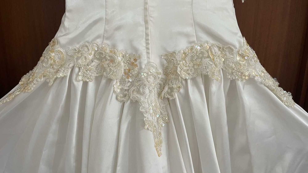 Vestido de noiva clássico de cauda longa