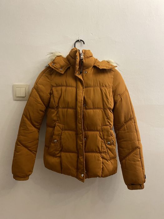 Pomarańczowa puchowa kurtka