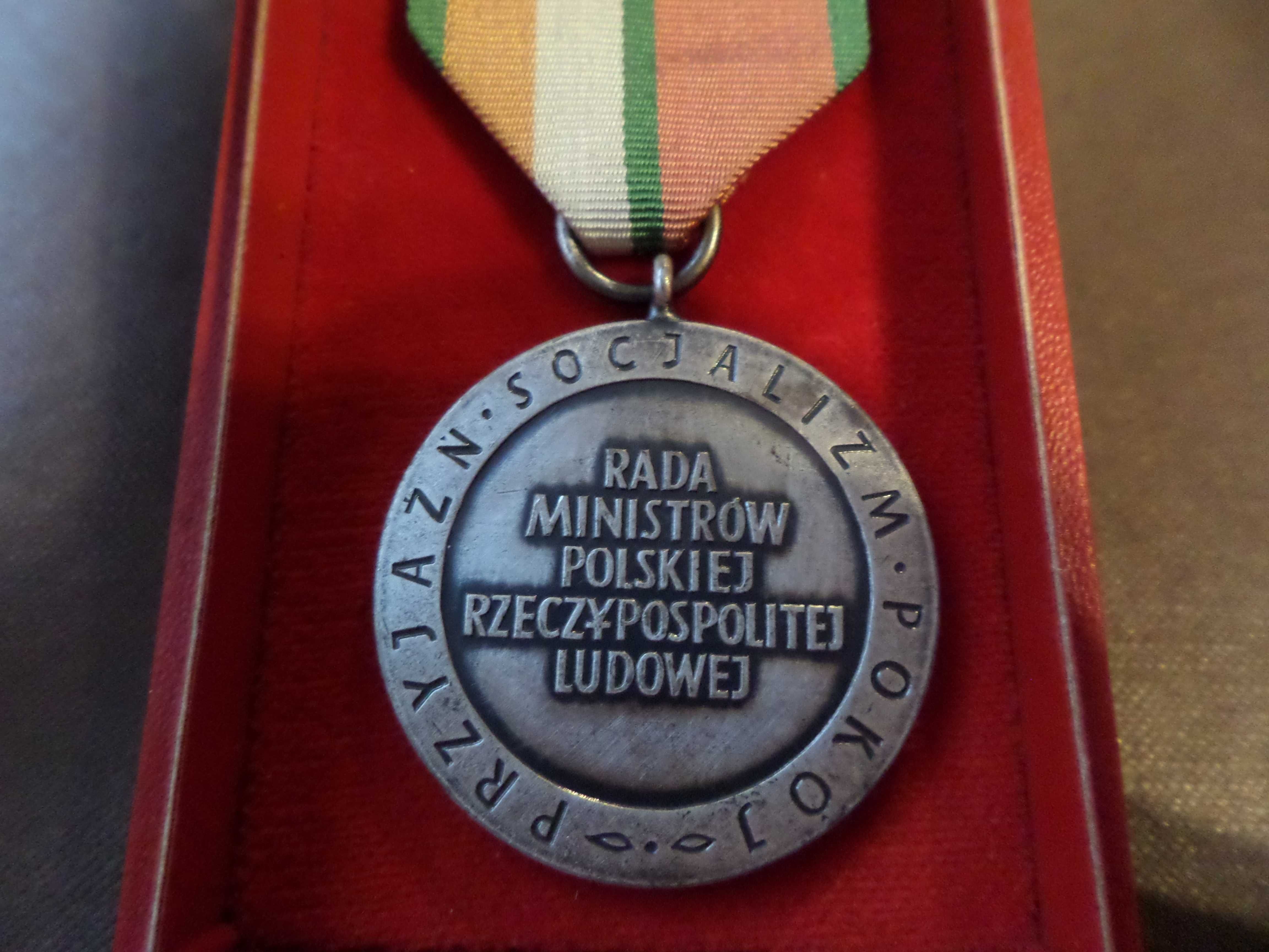 Srebrny Medal Na Straży Pokoju z pudełkiem