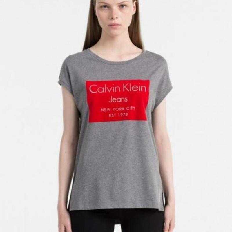 Оригинальная футболка топ с бархатным логотипом от бренда Calvin Klein
