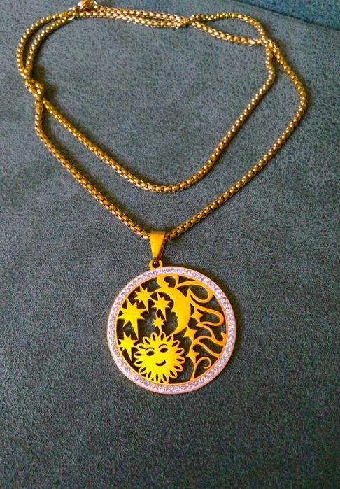 Colar Aço Dourado Grosso e Medalha Brilhante c/ Sol e Lua NOVO