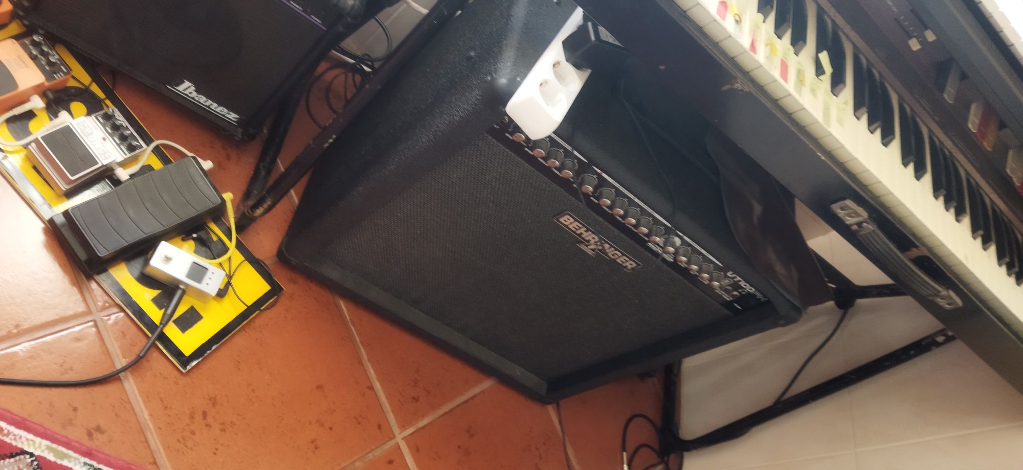 Amplificador guitarra Behringer VT100FX