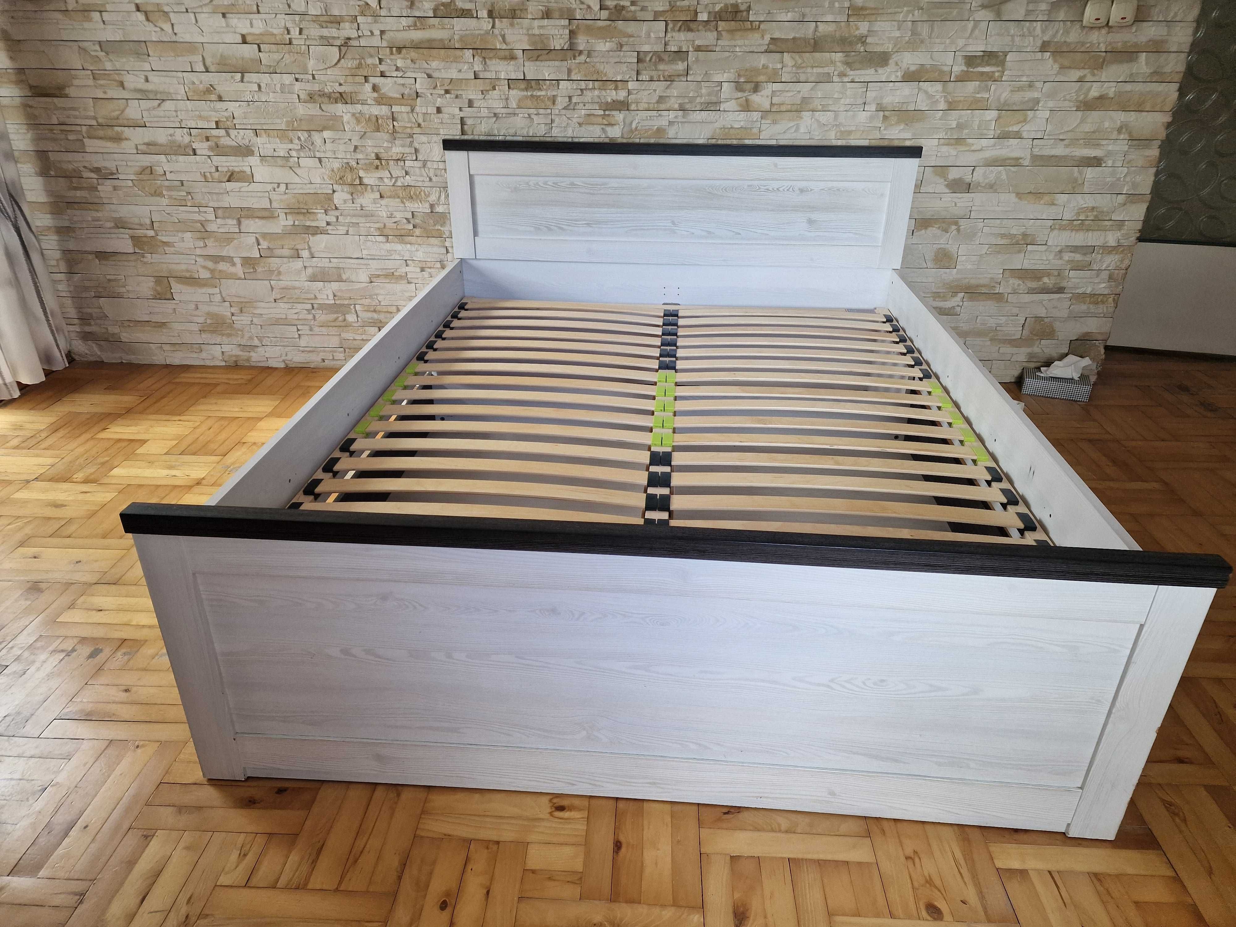 Łóżko ze stelażem