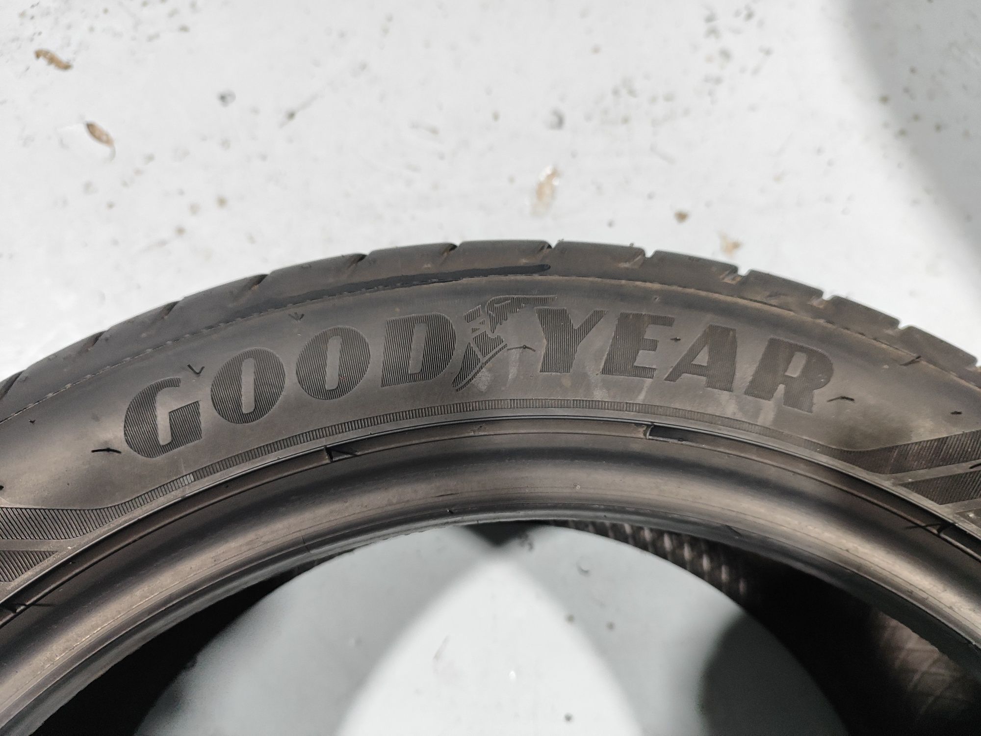 2 pneus semi novos 225-45R17 good year - Oferta dos Portes