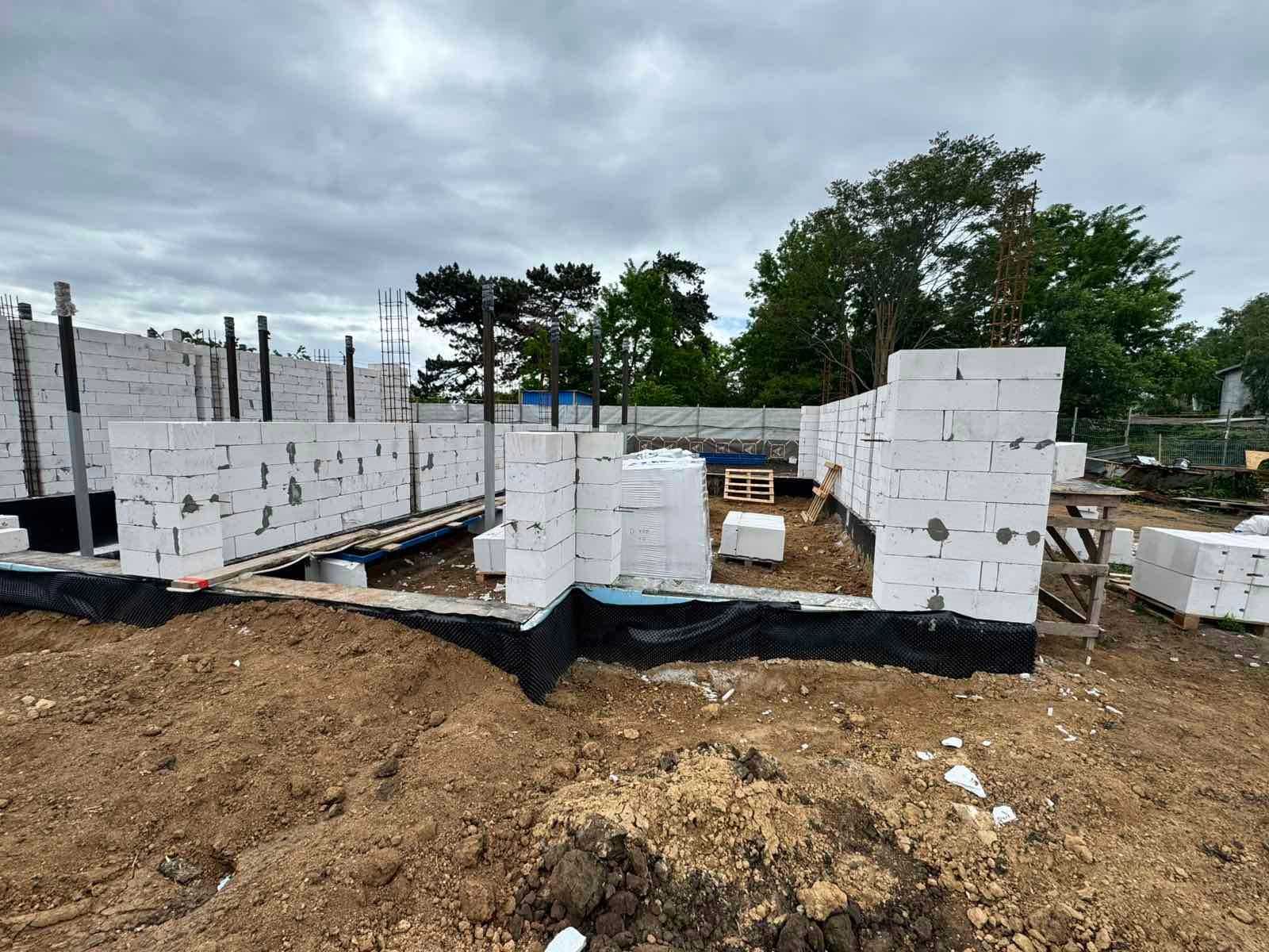 Таунхаус у закритому комплексі з двориком та паркомісцем