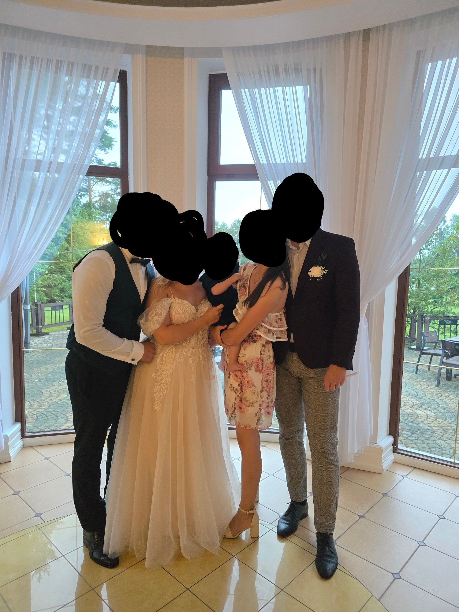 Sukienka mini w kwiaty na jedno ramię