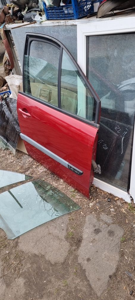 Дверь передняя правая рено сценик 2 стекло в дверь Renault Scenic 2