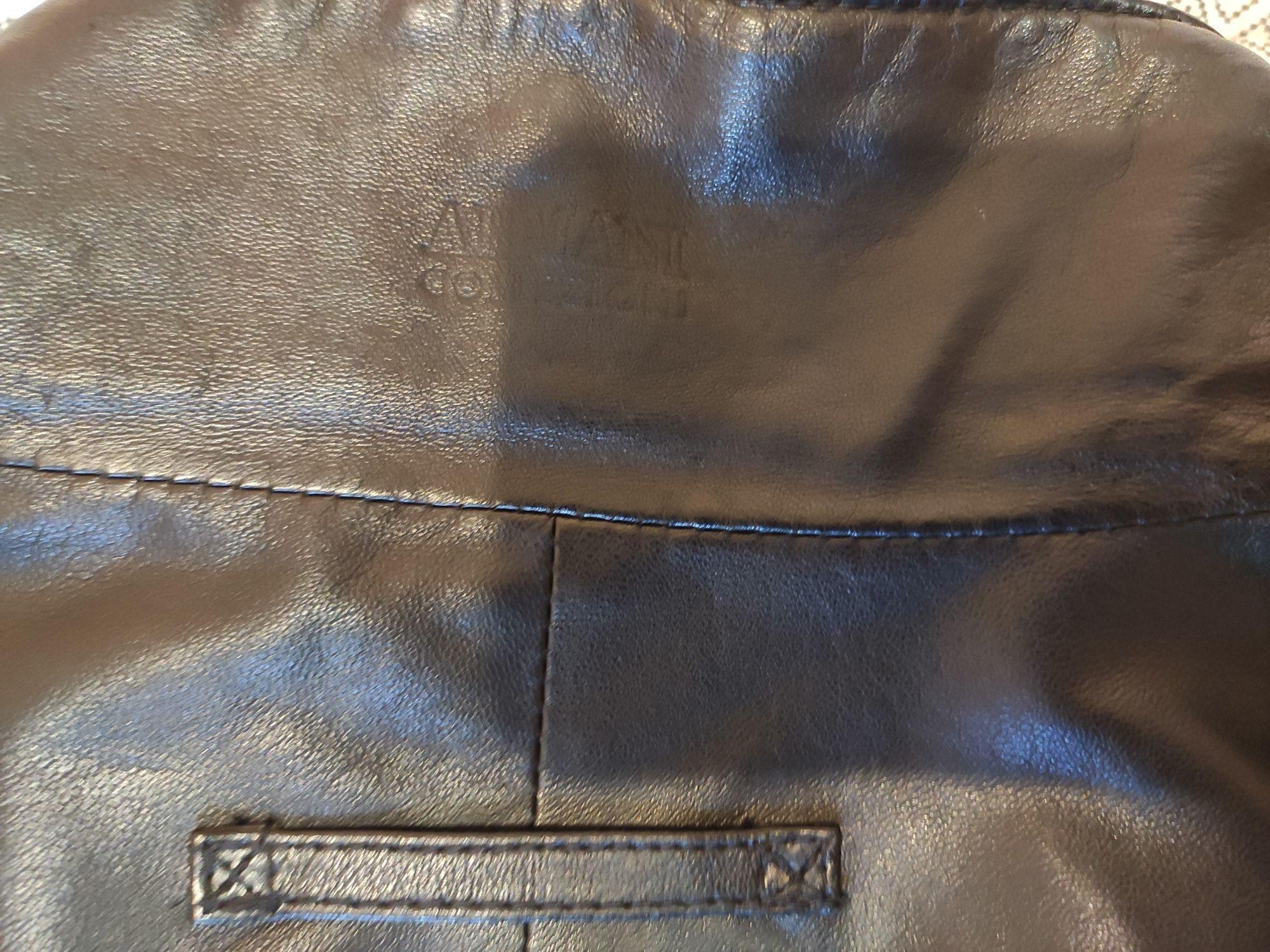Продам кожаную куртку Armani Collezioni размер М.