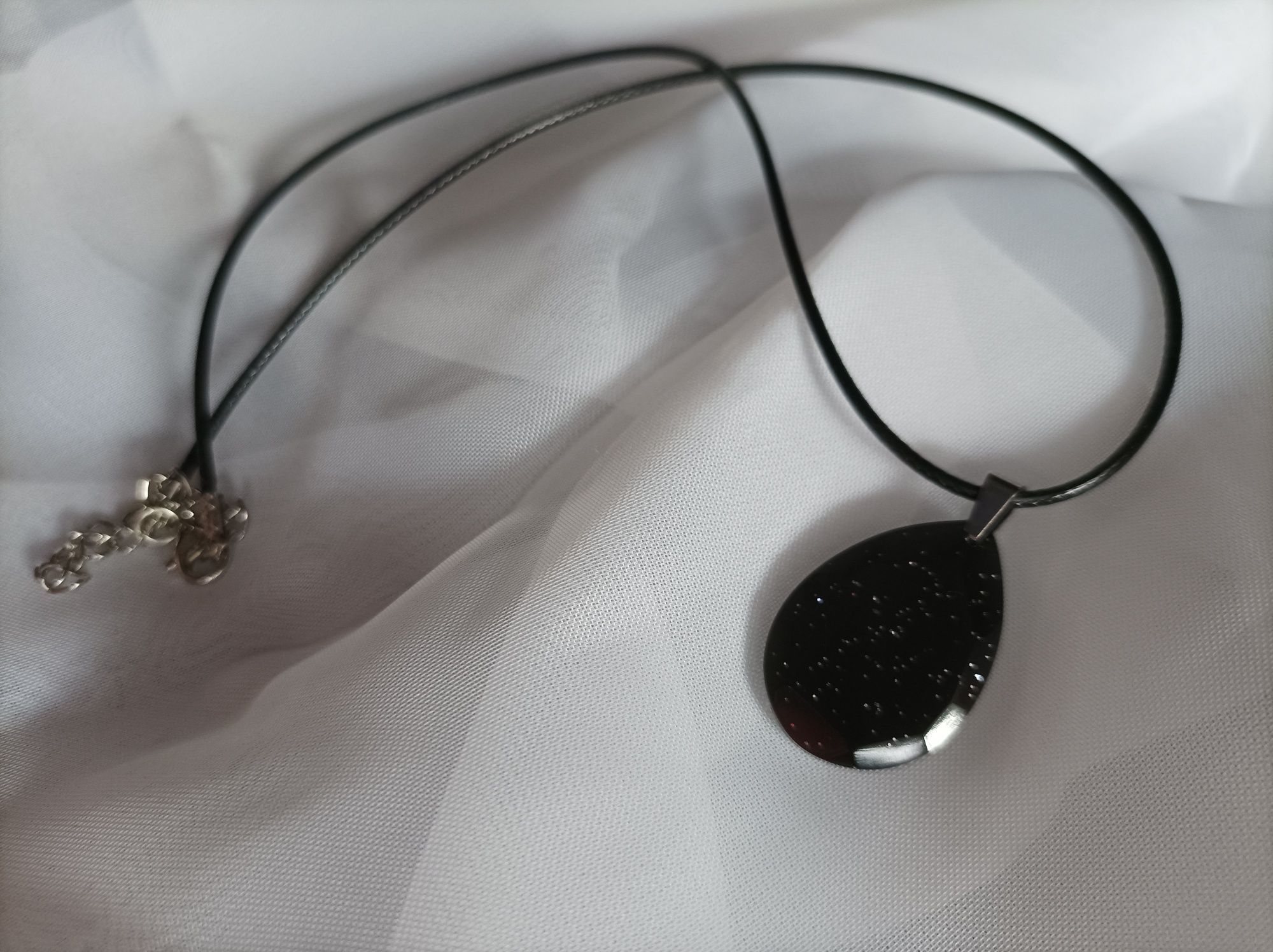 Wisiorek czarny naszyjnik ze srebrnym brokatem na prezent