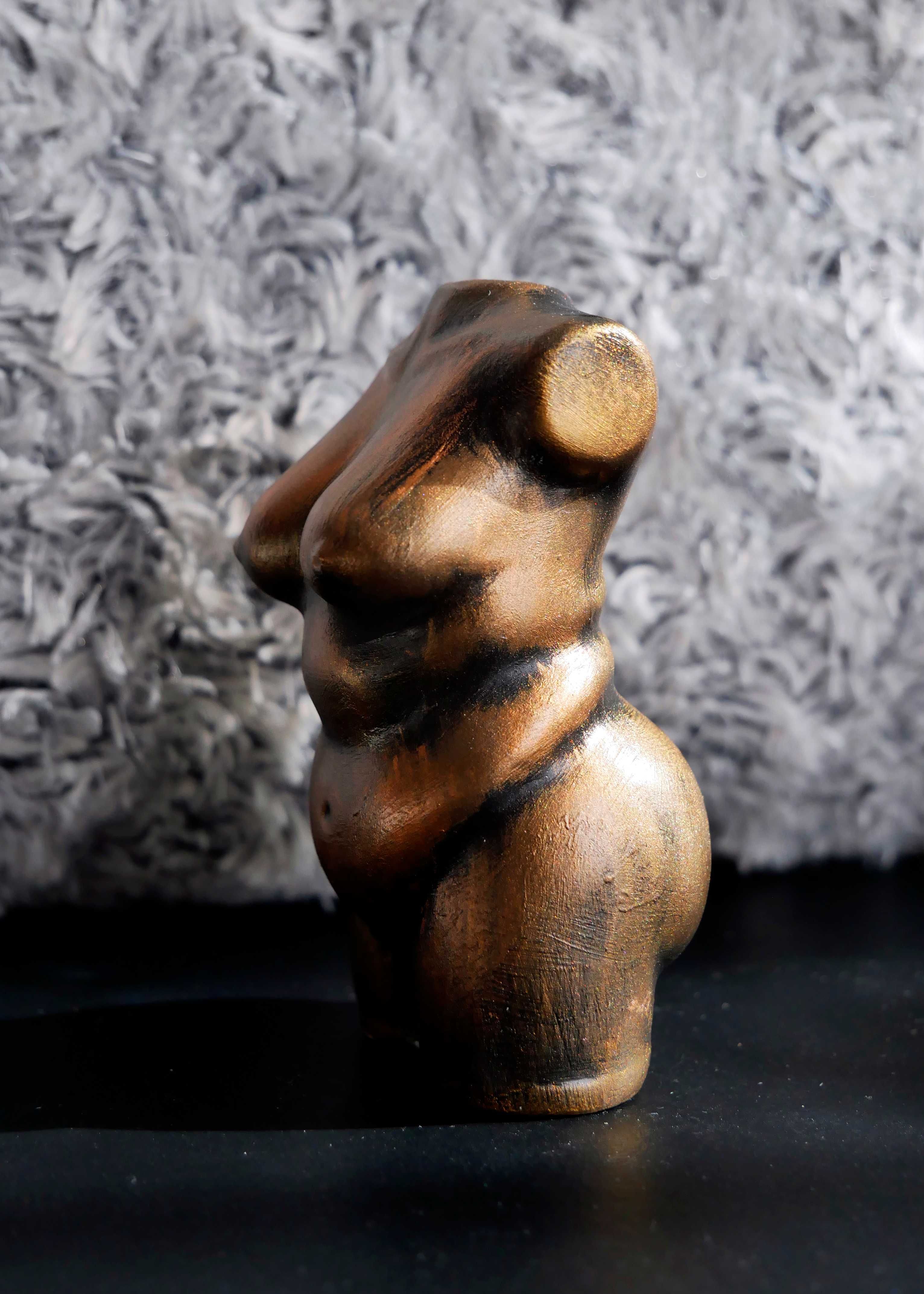 rzeźba Kobieta metaliczne złoto - wys. 9 cm