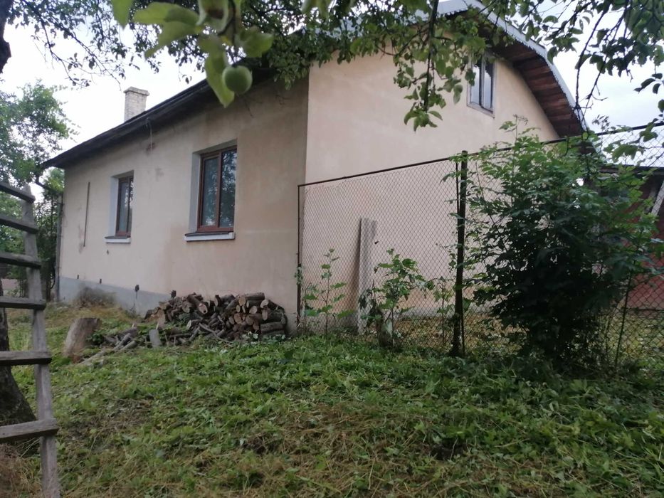 Терміново продаю земельну ділянку з будинком