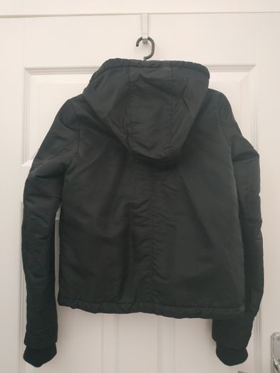 Czarna kurtka z kapturem w rozmiarze XS