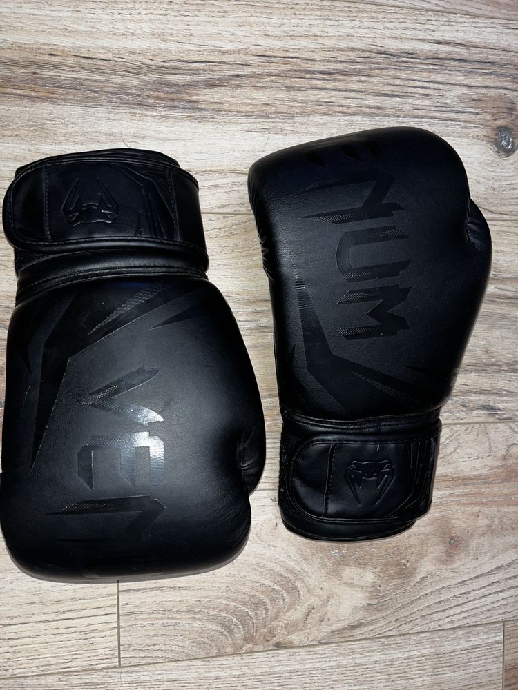 Боксерские перчатки  Venum