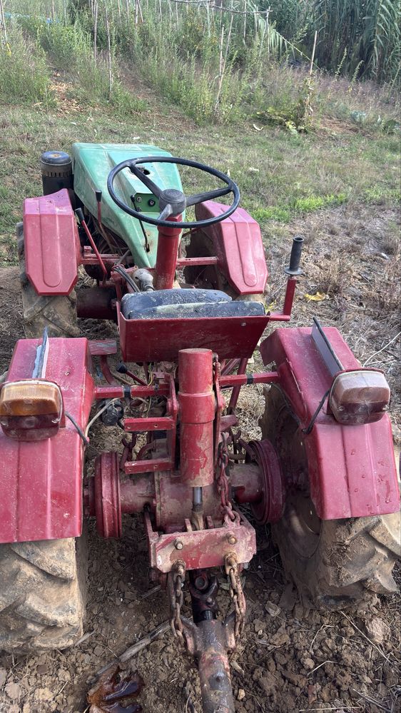 Trator pasquali 957 - Com charrua e frese