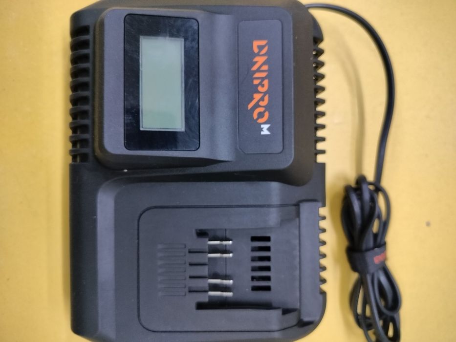 Акумулятор з зарядним пристроєм Дніпро М.