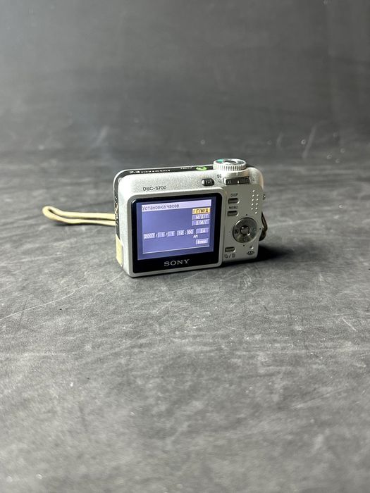 Sony Cyber‑Shot DSC‑S700 у робочому стані.