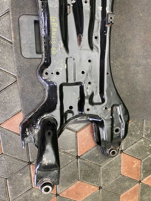 Передній підрамник Mitsubishi Grandis