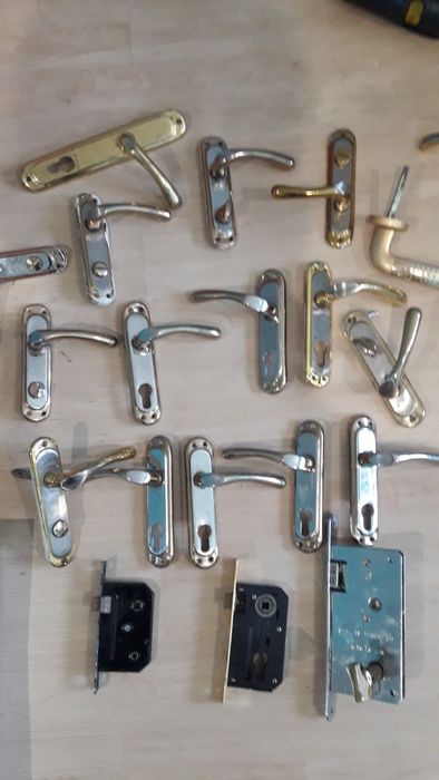 Продам дверные ручки из латуни,а также двери с замками .