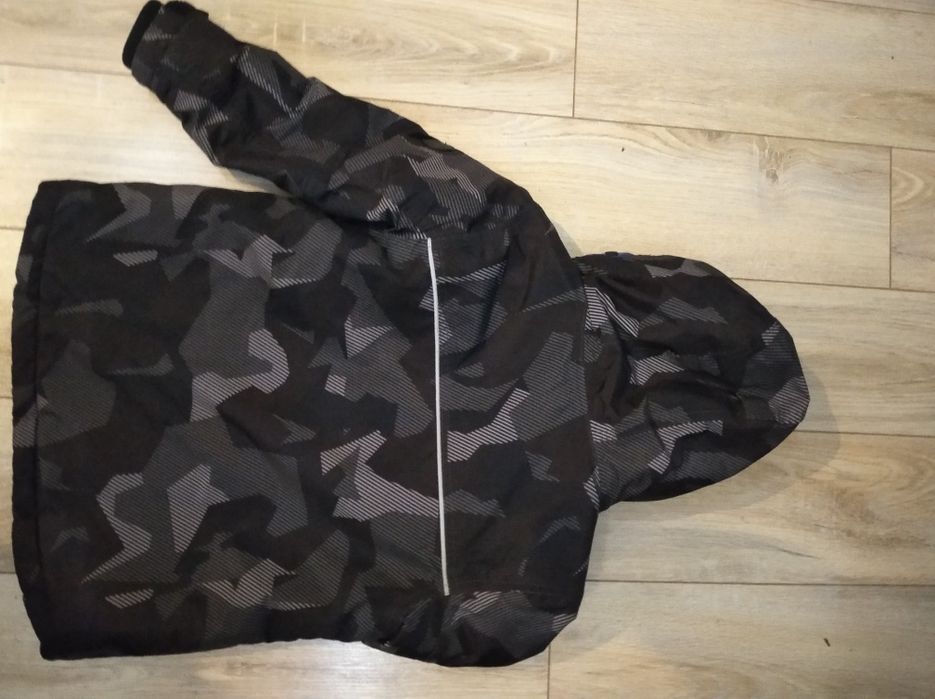 Осіння куртка, 122 см. Стійка до води