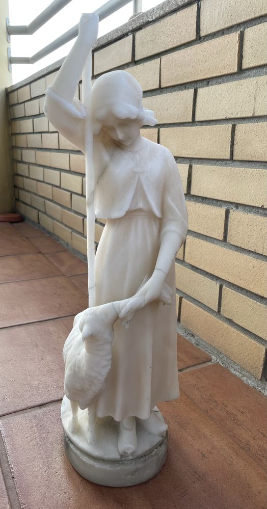 Escultura em pedra mármore branca