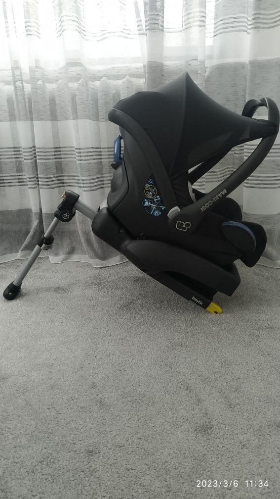 Автокріслo Maxi Cosi та база Easy Fix