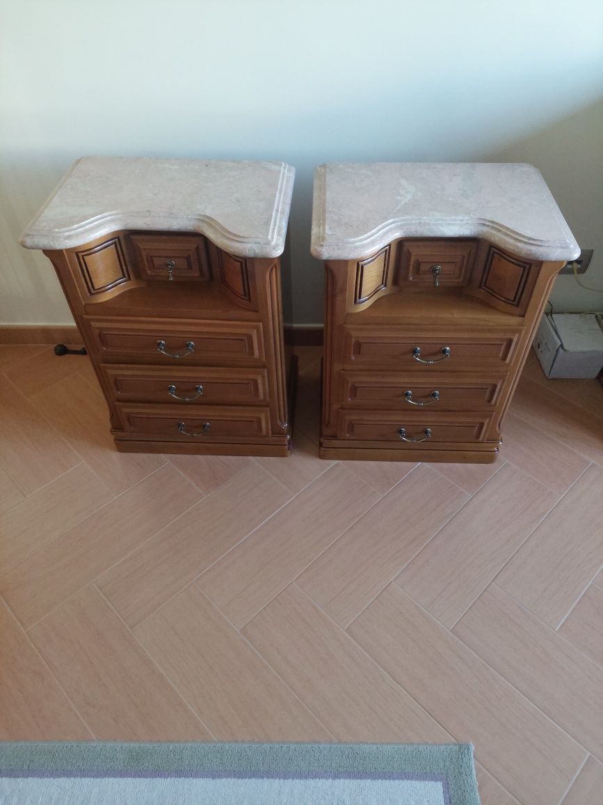 Vendo quarto de casal em madeira de castanho como novo,