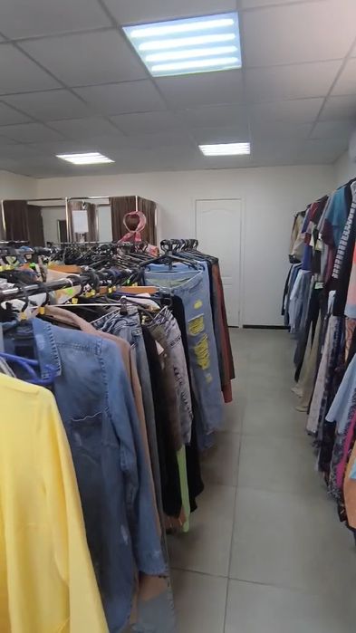 Розпродаж одягу, опт на вагу