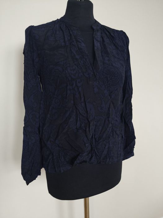 Elegancka bluzka granatowa z niebieskimi kwiatami i długim rękawem