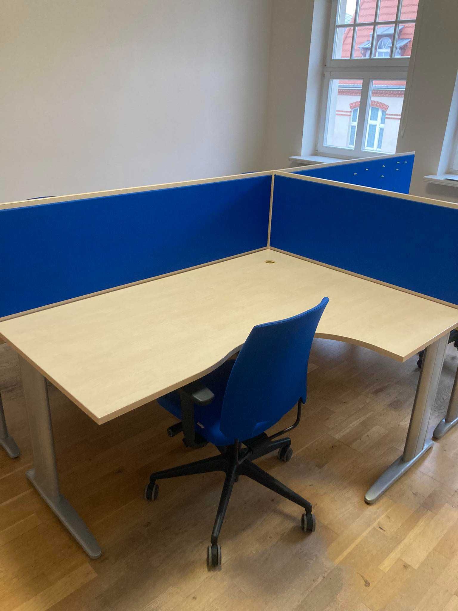 Biurowe biurka z przegrodami + krzesła obrotowe