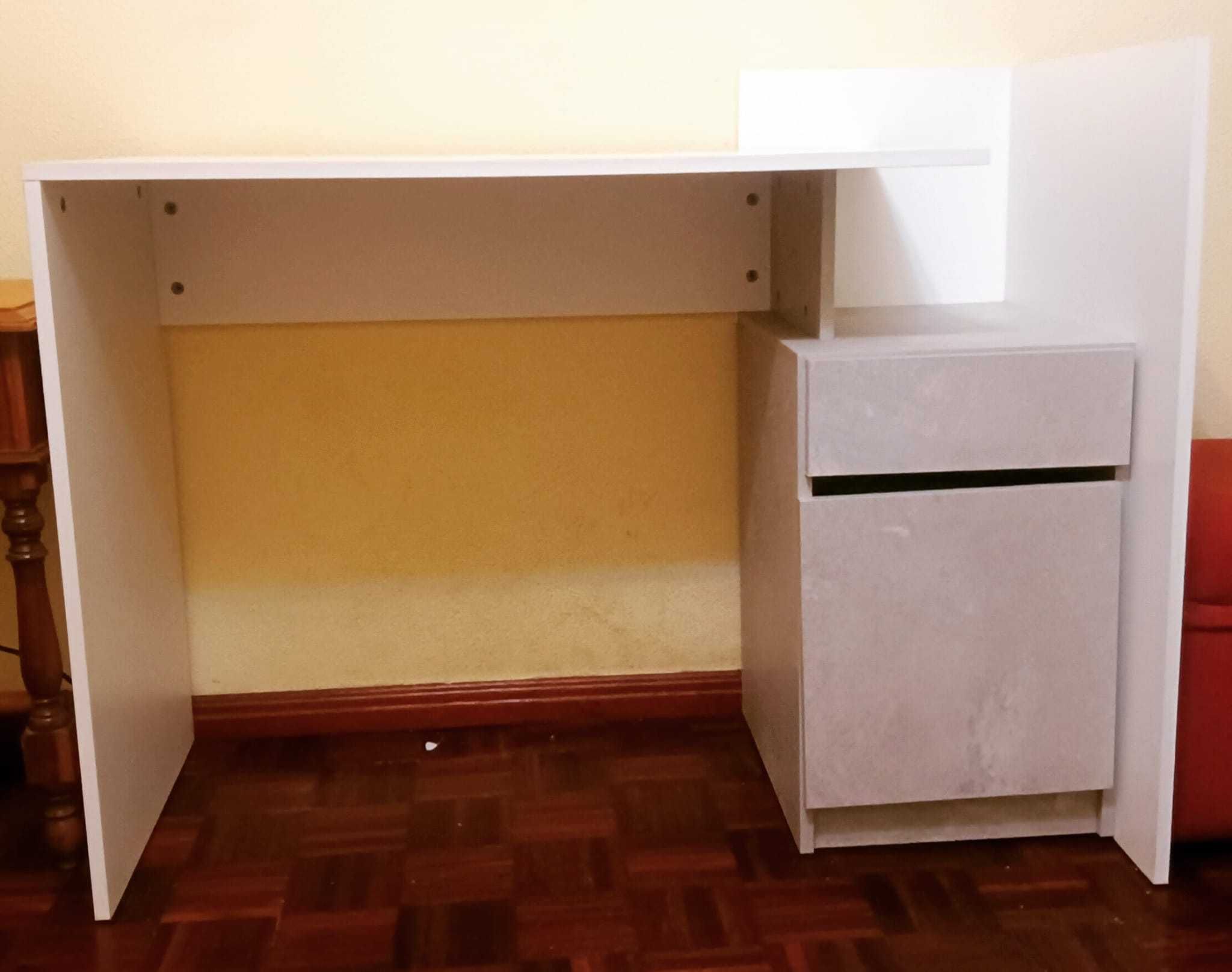 Secretária Pure com Bloco de Gavetas