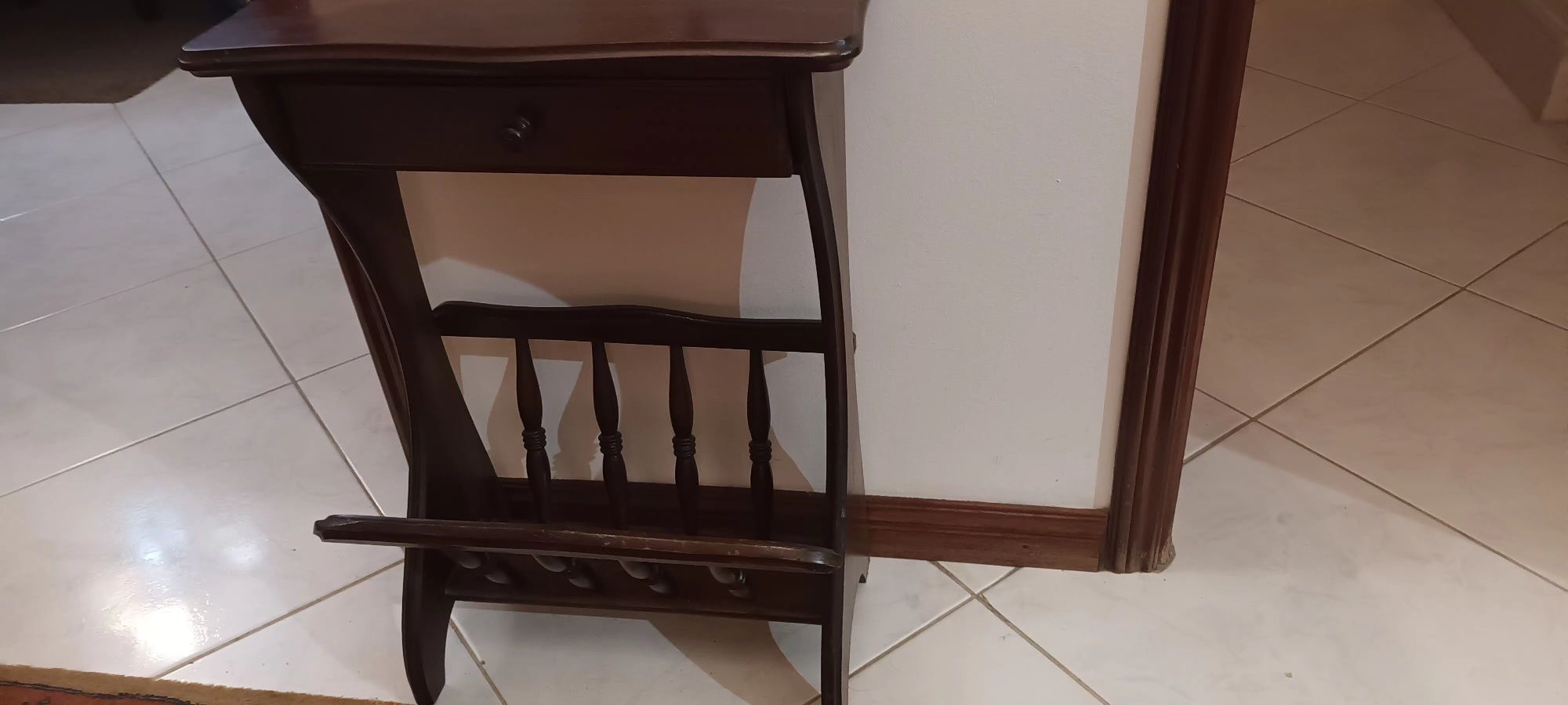 Vendo móvel em madeira para revistas