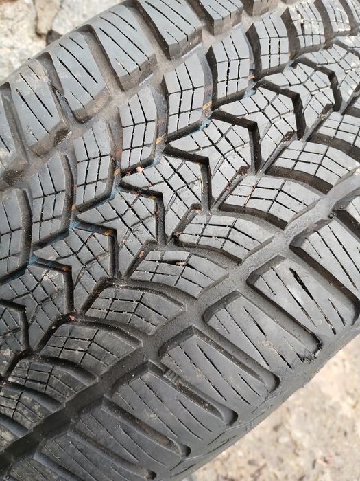 Продам зимние шины размер : 225/45/17 -дюймов