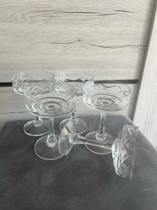 Kryształowe kieliszki koktajlowe grawerowane