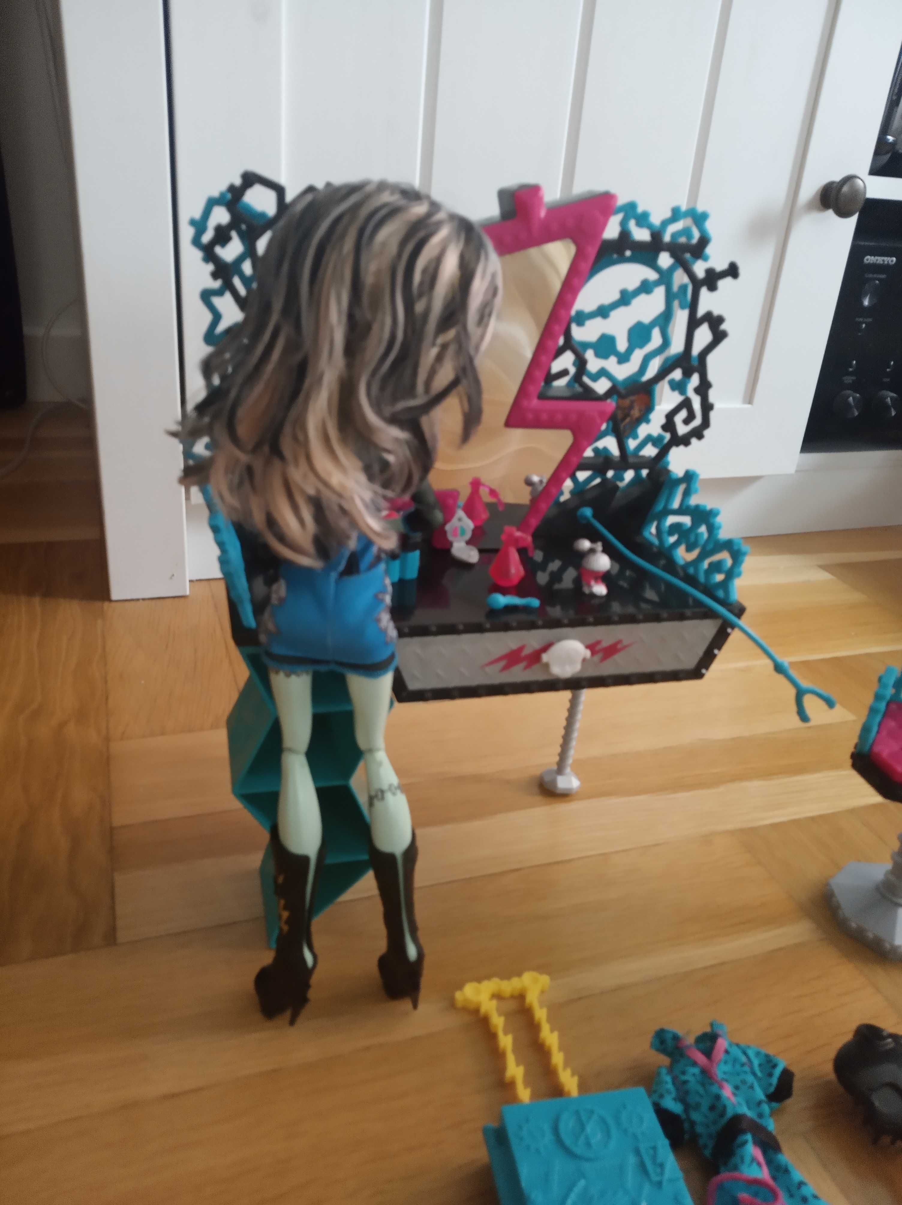 Frankie Stein Monster High lalka toaletka i zestaw podróżny