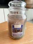 Duża (623g) świeca Yankee Candle Candlelit Cabin